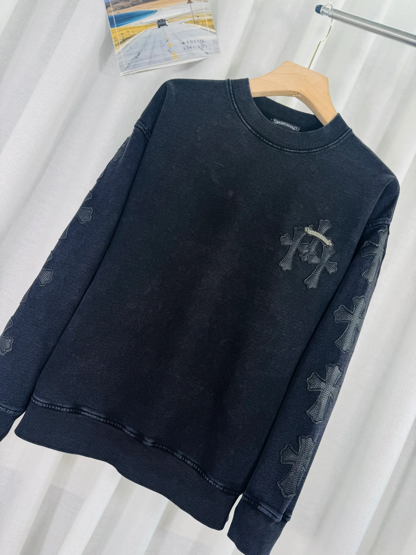 P270 top version, real shot without P, ​​different from market currency) 𝗖𝗵𝗿𝗼𝗺𝗲 𝗛𝗲𝗮𝗿𝘁𝘀/Cro Heart 2025 Washed Leather Embroidery Autumn and Winter New Original Single Counter American Laser Burnt 3D Three-dimensional Color Embroidered Couple Casual Sweater 👑The highest version! Customized fabric 420g tripe terry fabric! American acid-washed and distressed original fabric, laser burnt pattern ✟Skin embroidery, exquisite embroidery of letters! The best-selling model in the counter, very comfortable to wear. Accessories: original molded and authenticated collar label➕100% silk wash label. Genuine purchase-grade original hangtag➕matching hanging rope➕3D hanging beads➕original packaging bag. Craftsmanship: The original version has consistent wiring! The highest version of the armhole matching technique! Color: Gray Black Size: S M L XL Style No.: 9314